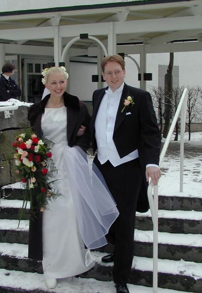 Gunhild och Jens kommer ut fr�n Templet